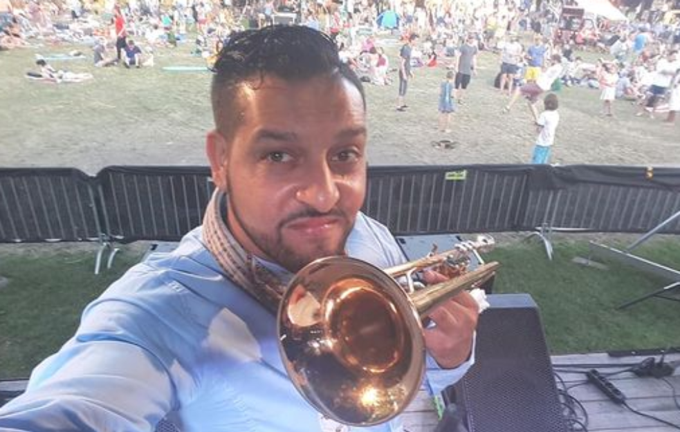 SRPSKI MUZIČAR NA IVICI EGZISTENCIJE: Bojan traži posao, DUGUJE za struju! 'ŽIVIMO OD TATINE PENZIJE OD 16.000 DINARA'!


